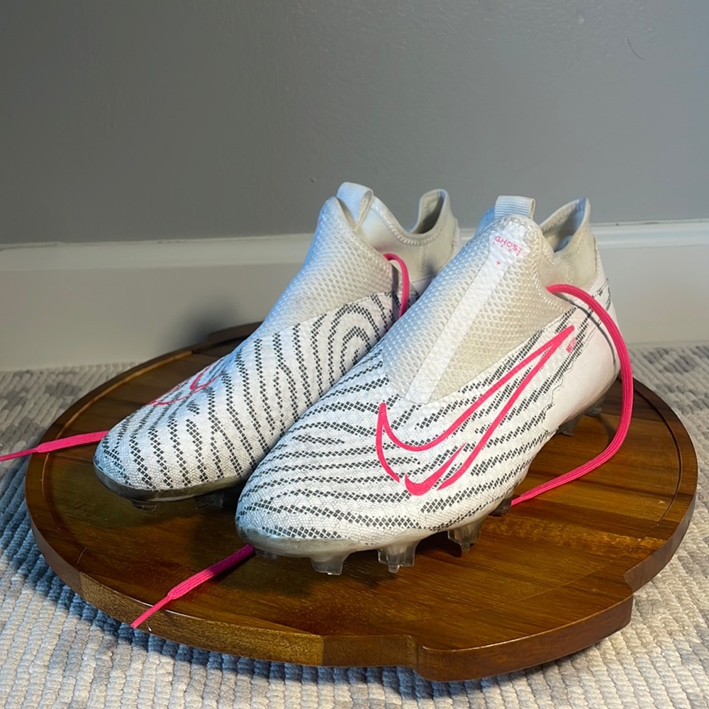 White and pink customized Nike phantom soccer shoes BRAND: NIKE SIZE: 9